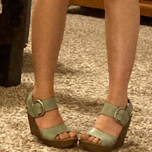 Size 7 teal BORN vintage wedges
